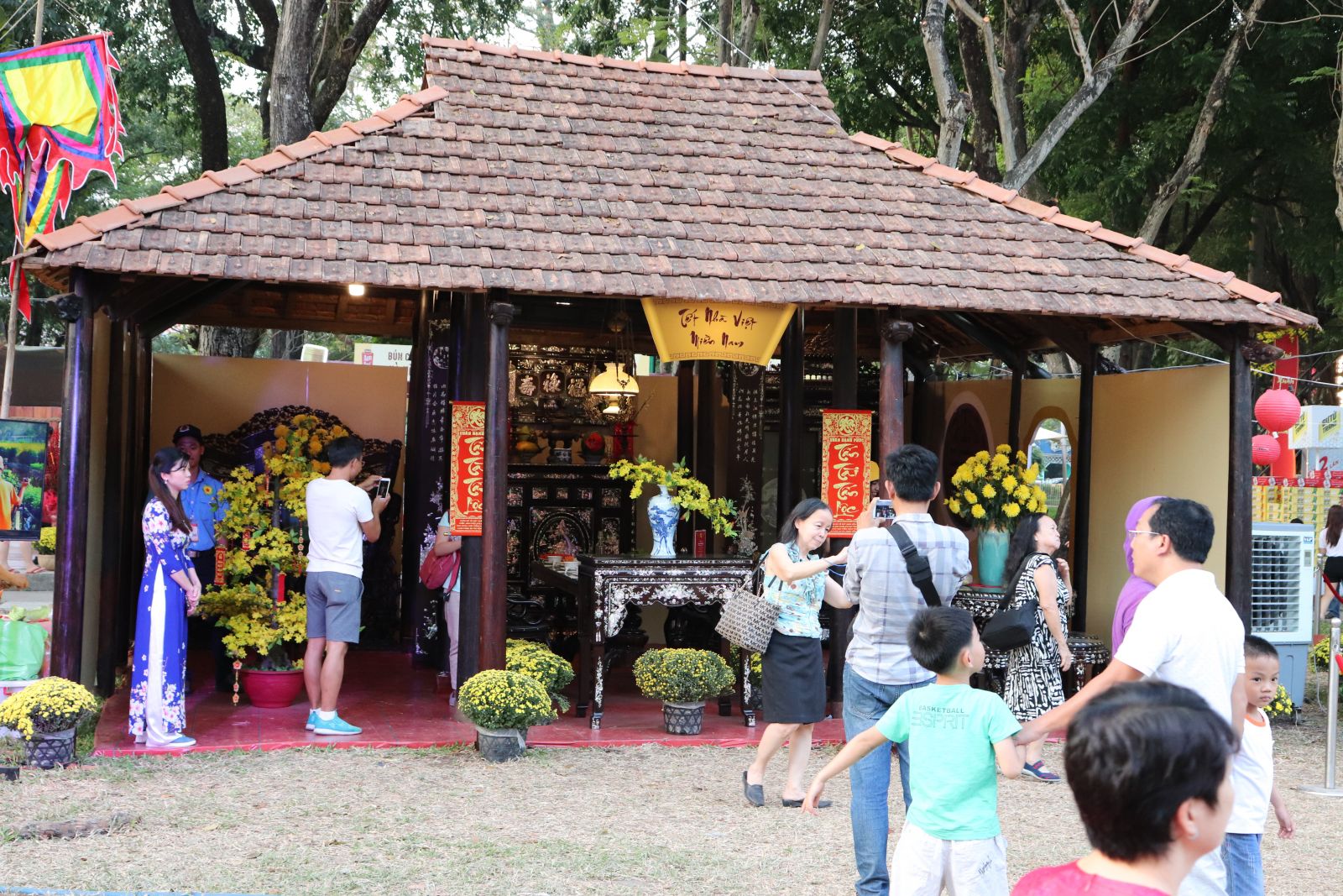 cho thuê bàn ghế cũ