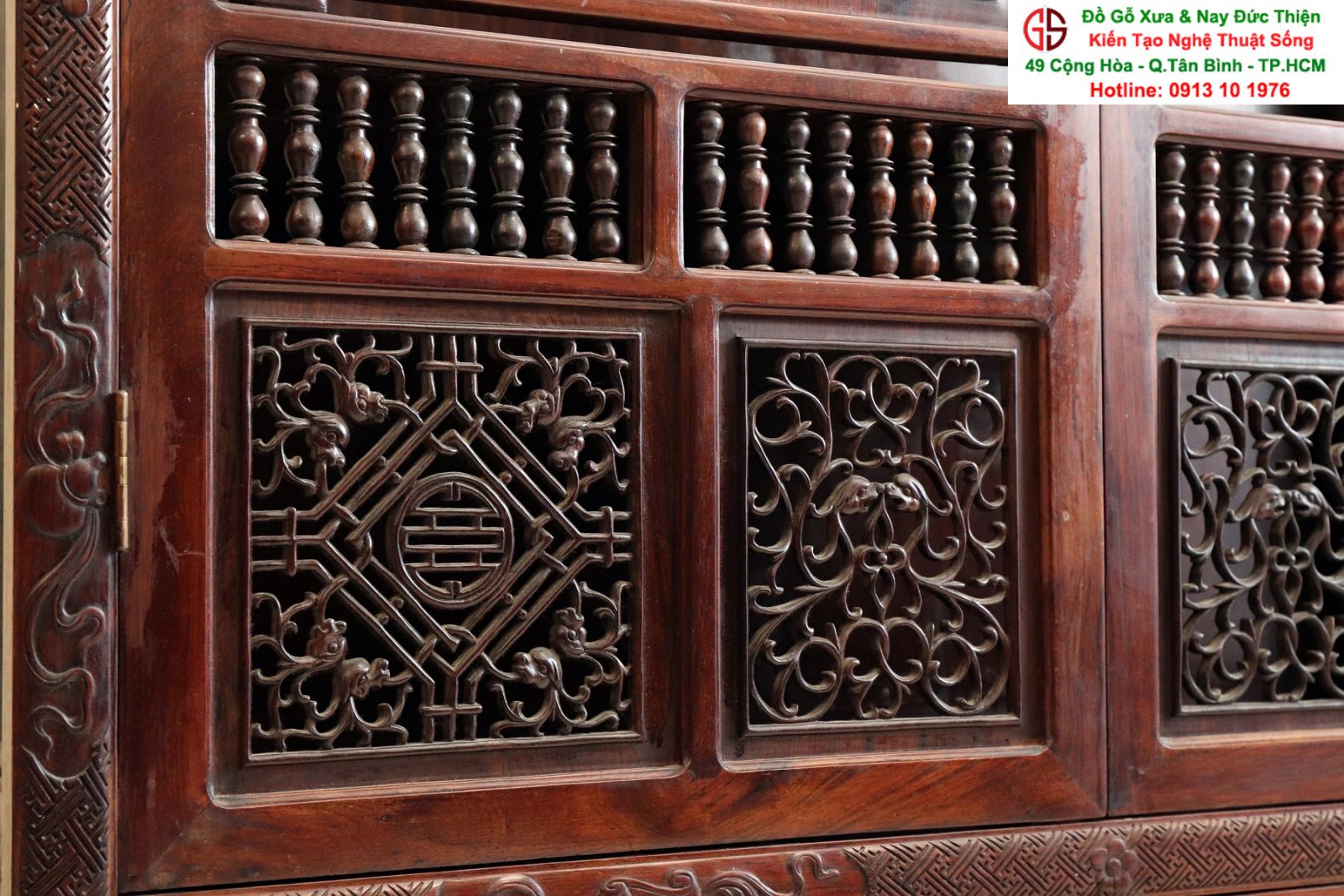 tủ sách chạm khắc