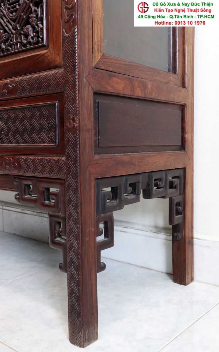 tủ sách chạm khắc