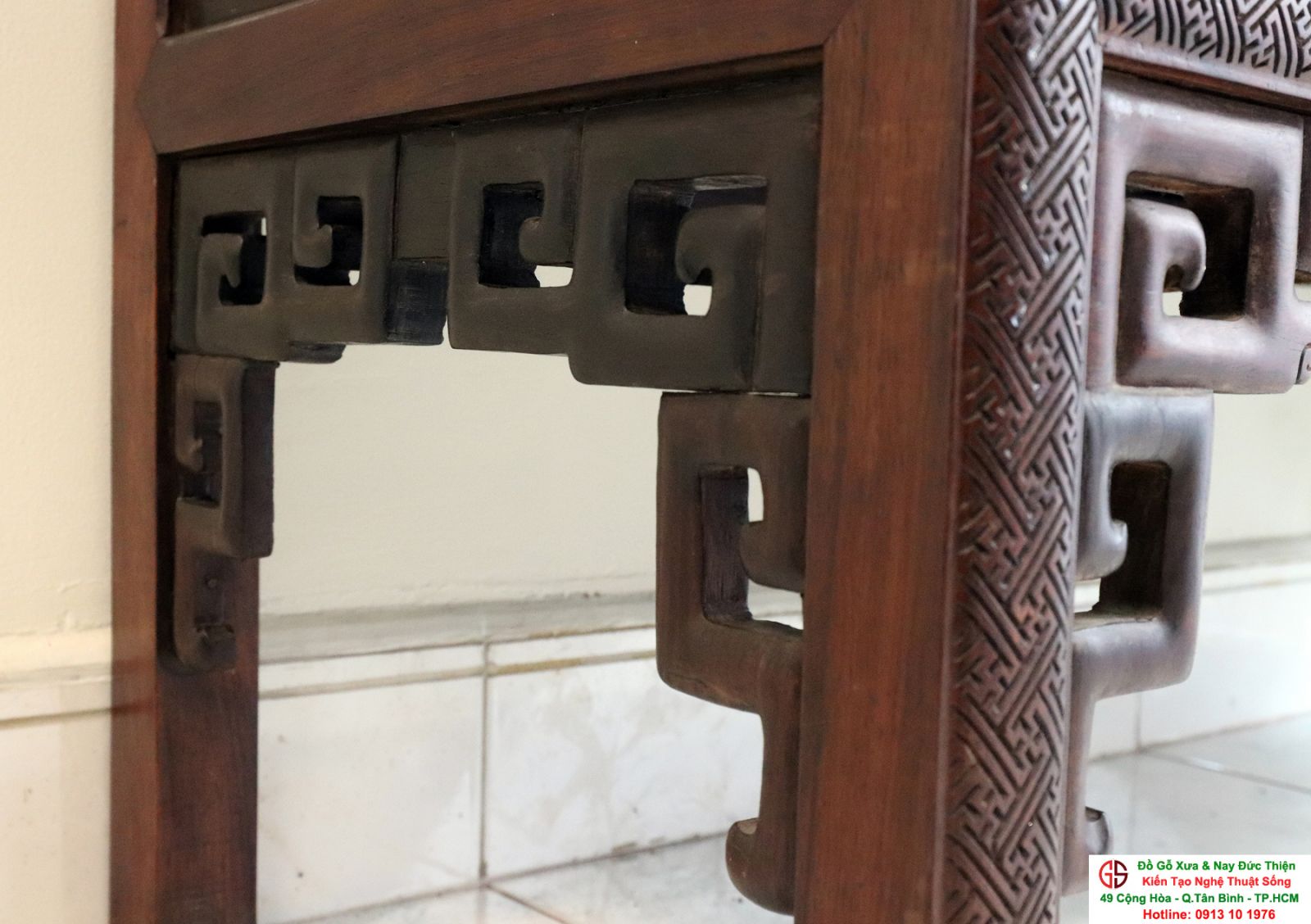 tủ sách chạm khắc tinh sảo