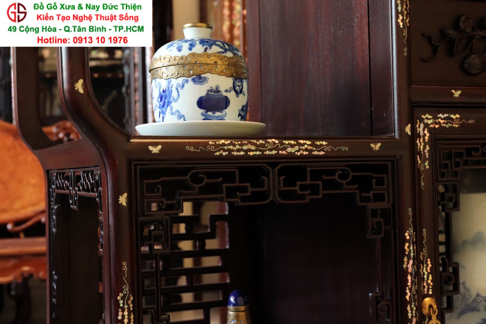 tủ trưng bày đồ lưu niệm